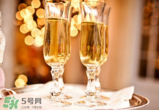 香檳是什么做成的？香檳有甜味的嗎