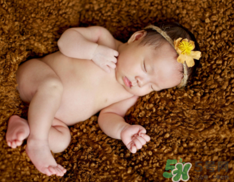 新生兒吃母乳一次吃多久？新生兒吃母乳一次十分鐘正常嗎？
