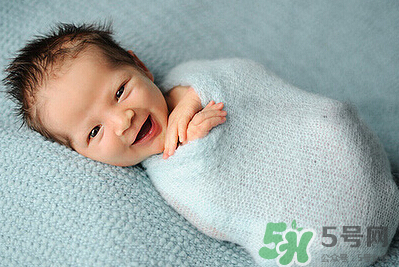 新生兒吃母乳一次吃多久？新生兒吃母乳一次十分鐘正常嗎？