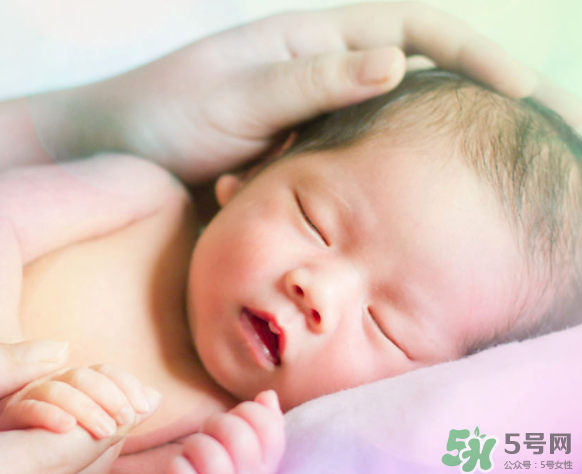 新生兒吃母乳一次吃多久？新生兒吃母乳一次十分鐘正常嗎？