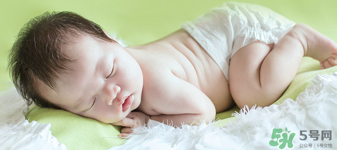 新生兒吃母乳需要喝水嗎？新生兒需不需要要喝水？