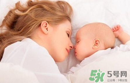 新生兒吃母乳需要喝水嗎？新生兒需不需要要喝水？
