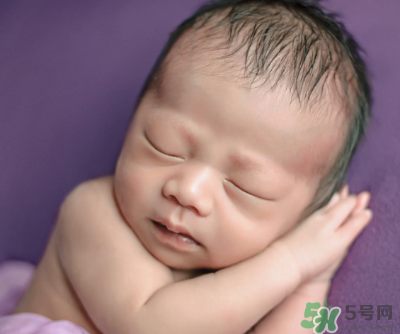 新生兒吃母乳拉稀是怎么回事？新生兒吃母乳拉稀怎么辦？
