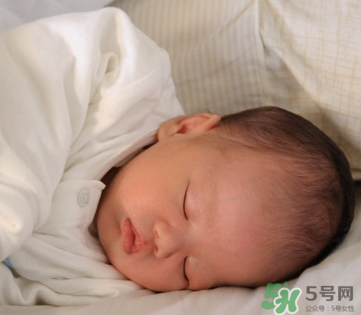 新生兒吃母乳拉稀是怎么回事？新生兒吃母乳拉稀怎么辦？