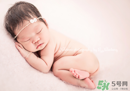 新生兒吃母乳一天拉幾次正常？新生兒吃母乳的排便規(guī)律