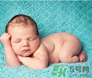 新生兒吃母乳拉奶瓣是怎么回事？新生兒吃母乳會(huì)拉奶瓣嗎？