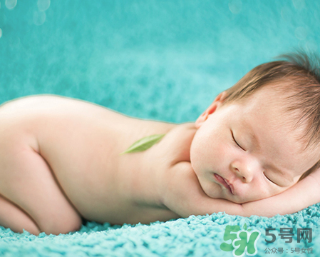 新生兒吃母乳拉奶瓣是怎么回事？新生兒吃母乳會(huì)拉奶瓣嗎？
