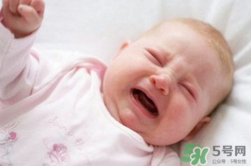 新生兒吃母乳拉奶瓣是怎么回事？新生兒吃母乳會(huì)拉奶瓣嗎？