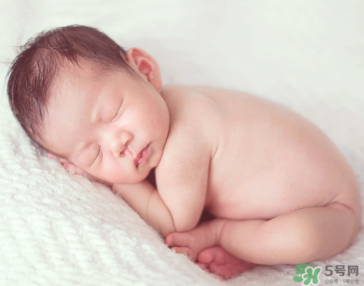 新生兒吃母乳拉奶瓣是怎么回事？新生兒吃母乳會(huì)拉奶瓣嗎？