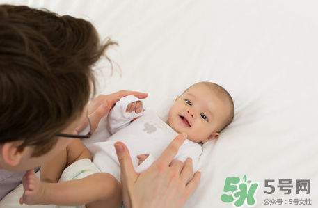 新生兒吃母乳放屁拉稀正常嗎？新生兒吃母乳拉黃水正常嗎？