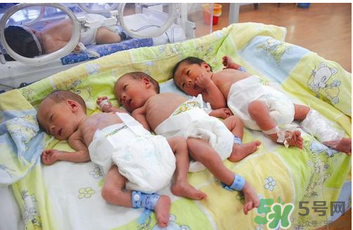 新生兒吃母乳放屁拉稀正常嗎？新生兒吃母乳拉黃水正常嗎？