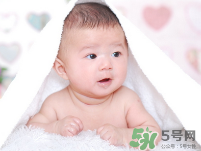 新生兒吃母乳放屁拉稀正常嗎？新生兒吃母乳拉黃水正常嗎？
