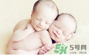 新生兒吃母乳放屁拉稀正常嗎？新生兒吃母乳拉黃水正常嗎？