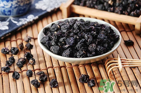 黑枸杞能和蜂蜜一起喝嗎？蜂蜜可以和黑枸杞一起喝嗎