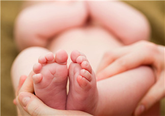新生兒吃母乳拉奶瓣是怎么回事？新生兒吃母乳會(huì)拉奶瓣嗎？