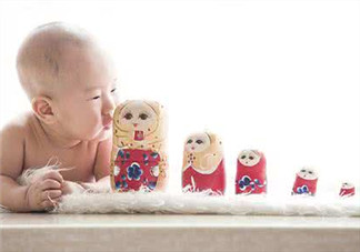 新生兒吃母乳放屁拉稀正常嗎？新生兒吃母乳拉黃水正常嗎？