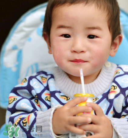 兒童能喝老年人奶粉嗎？老年人奶粉小孩能不能喝？