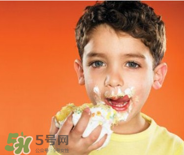 寶寶愛吃甜食智力會下降嗎？兒童愛吃糖會影響智力嗎？