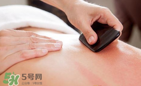 刮痧出現(xiàn)黑紫說明什么？感冒刮痧刮哪個部位