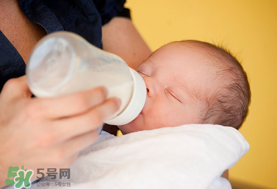嬰兒吐奶和嘔吐的區(qū)別？怎么判斷嬰兒是吐奶還是嘔吐？