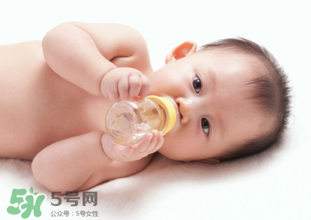 嬰兒吐奶和嘔吐的區(qū)別？怎么判斷嬰兒是吐奶還是嘔吐？