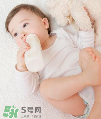 嬰兒吐奶和嘔吐的區(qū)別？怎么判斷嬰兒是吐奶還是嘔吐？