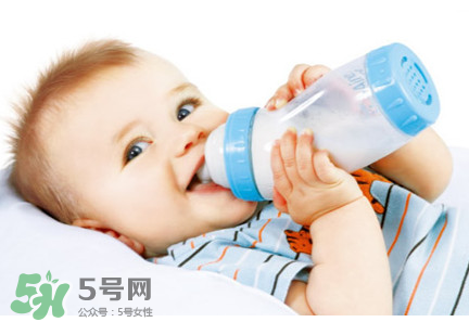 嬰兒吐奶和奶粉有關(guān)系嗎？嬰兒吐奶需要換奶粉嗎？