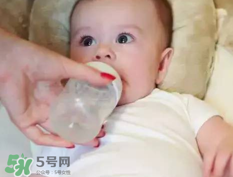 嬰兒吐奶有黃水怎么辦？嬰兒吐奶會吐黃水嗎？