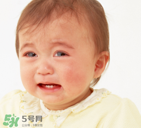 寶寶吐奶和哭有關系嗎？寶寶哭會引起吐奶嗎？