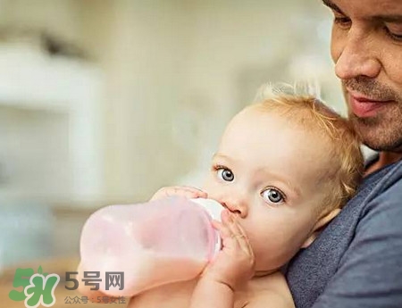 嬰兒吐奶和溢奶的區(qū)別 嬰兒溢奶和吐奶有何不同？
