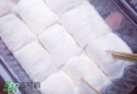 龍須糖是什么做的？龍須糖上面一層粉是什么粉