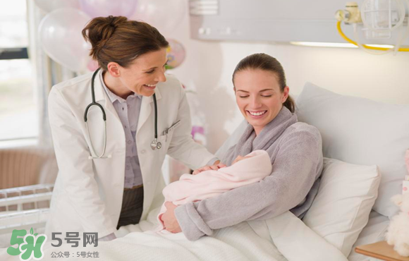 三伏天坐月子可以洗澡嗎？三伏天坐月子可以穿短袖嗎？