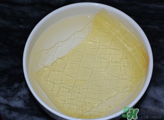 吉利丁片是什么？吉利丁片怎么做布?。?></p><p>準(zhǔn)備好250ml的果汁，盒裝的現(xiàn)榨的都可以，也可以放些果肉，（今天家里材料不全，我用的是橙味的美年達(dá)給大家做示范）</p><p>把泡軟的吉利丁瀝干水，放在碗里隔水加熱到融化，融化成水狀就好了，不要煮沸會影響吉利丁凝固。</p><p>把融化的吉利丁慢慢倒進(jìn)果汁里邊倒邊快速攪拌</p><p>把攪拌好的果汁放進(jìn)冰箱冷藏2-3個小時，美味的布丁就好了。</p><h3>營養(yǎng)價值</h3><p>組成明膠的蛋白質(zhì)中含有18種氨基酸，其中7種為人體所必需。除16%以下的水分和無機(jī)鹽外，明膠中蛋白質(zhì)的含量占82%以上，是一種理想的蛋白源。</p> </div>
<div align=