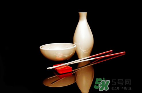 三伏天可以喝白酒嗎？三伏天喝白酒好還是啤酒？