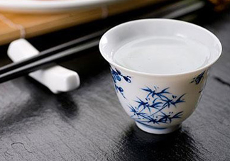 三伏天可以喝白酒嗎？三伏天喝白酒好還是啤酒？