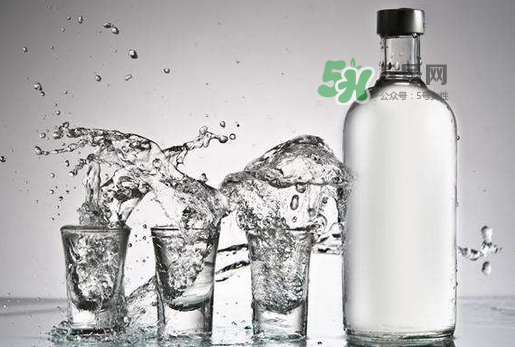 白酒加可樂(lè)是春藥？白酒加可樂(lè)喝了會(huì)怎樣？