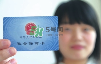 金銀花露可以直接喝嗎？金銀花露可以刷醫(yī)?？▎?></p><p>3、急診搶救后收入住院治療的病人，其住院前留觀七日內(nèi)的醫(yī)療費用。</p><p><strong>三、醫(yī)保報銷范圍</strong></p><p>1、醫(yī)?？ǖ膱箐N是只限于在指定醫(yī)院因疾病和部分意外所造成的住院以上的醫(yī)療費用。</p><p>報銷公式為：（總費用-門檻費-自費-超支費用）*（75+年齡*0.2）%，正常情況下，實際報銷比例在20——60%不等。</p><p>自費藥是不予報銷的，乙類藥品報銷80%，床位費有限額，按規(guī)定的一些檢查費和診療費也不能報銷。</p><p>2、醫(yī)?？ǖ膱箐N額度是當(dāng)?shù)厣鐣毠て骄べY的4倍（1年內(nèi)的累計值）。</p><p>3、醫(yī)保卡里的錢可用于指定藥店買藥和支付門急診費用，但不屬于報銷范疇，因為醫(yī)?？ɡ锏腻X就是醫(yī)保個人賬戶的錢。</p><p>4、大病保險報銷</p><p>參保人員患大病后，在市醫(yī)保定點醫(yī)療機(jī)構(gòu)發(fā)生的、符合本市醫(yī)保規(guī)定的個人自負(fù)部分，納入居民大病保險支付范圍，由大病保險資金報銷50%。</p><p>即，報銷金額=自負(fù)部分×50%</p><p><strong>四、醫(yī)?？▓箐N比例</strong></p><p>人社部今年7月公布了《人力資源和社會保障事業(yè)發(fā)展“十三五”規(guī)劃綱要》，我國要將職工和城鄉(xiāng)居民基本醫(yī)療保險政策范圍內(nèi)住院費用支付比例穩(wěn)定在75%左右。</p> </div>
<div align=