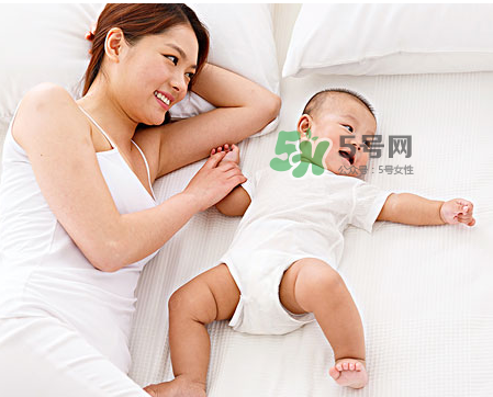 低齡寶寶家庭親子游戲介紹 適合低齡寶寶的親子游戲有哪些？
