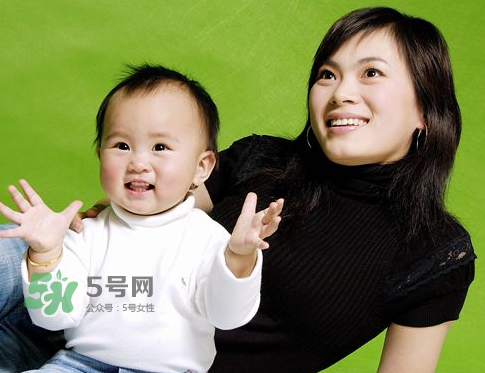 低齡寶寶家庭親子游戲介紹 適合低齡寶寶的親子游戲有哪些？