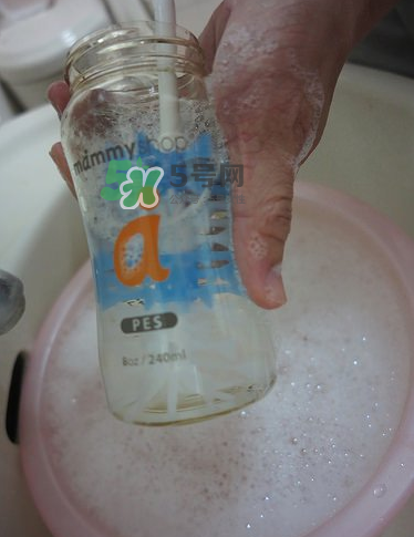 奶瓶刷尼龍的好還是海綿的好？洗奶瓶的正確方法