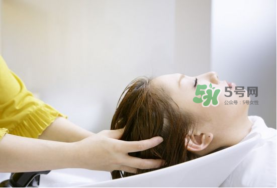 三伏天坐月子能洗頭嗎？三伏天坐月子多久可以洗頭？