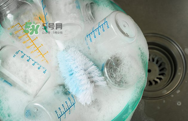 奶瓶刷尼龍的好還是海綿的好？洗奶瓶的正確方法