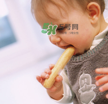 寶寶沒長牙能吃磨牙棒嗎？寶寶沒長牙可以吃磨牙餅干嗎？