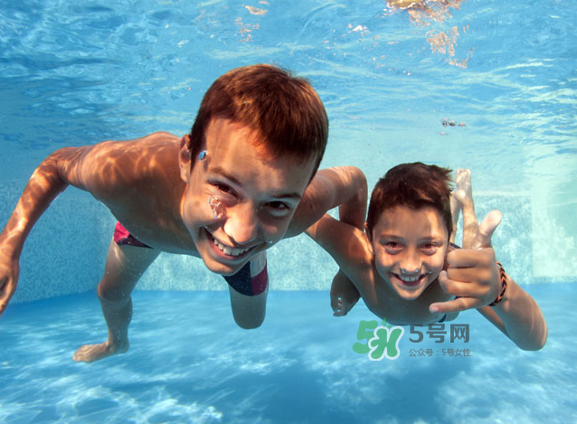 游泳為什么要穿泳衣？為什么游泳要穿泳衣？