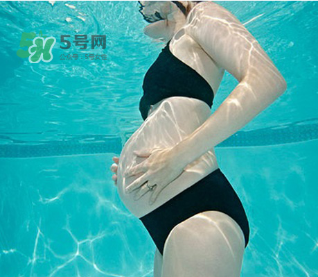 孕婦能游泳嗎？孕婦能不能去游泳池？