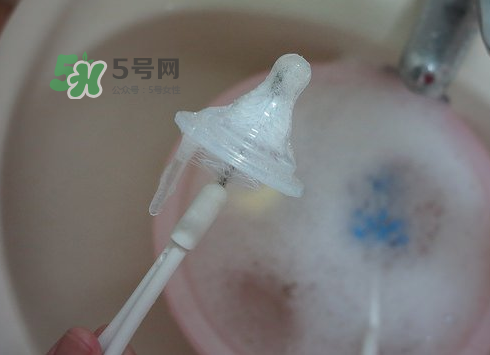 奶瓶刷尼龍的好還是海綿的好？洗奶瓶的正確方法