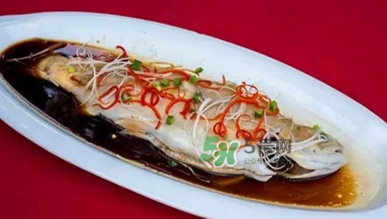 金鱒魚清蒸為什么變黑？食用金鱒魚有什么好處