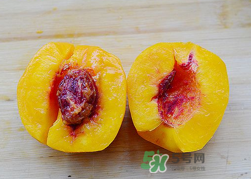 來月經(jīng)可以吃黃桃嗎？大姨媽來了可以吃黃桃嗎？