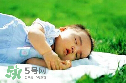 寶寶曬太陽對眼睛好嗎？寶寶曬太陽對眼睛的有影響嗎？