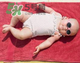寶寶曬太陽對眼睛好嗎？寶寶曬太陽對眼睛的有影響嗎？